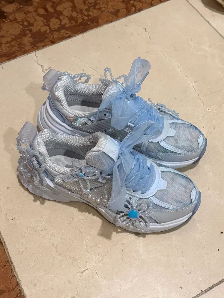 スザンヌ・パン NIKE 230