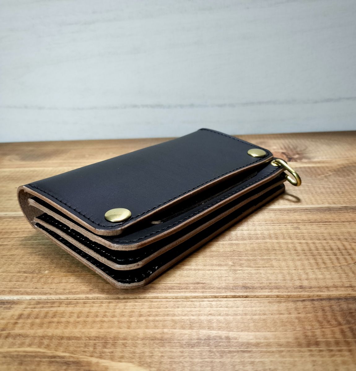 姫路レザー 茶芯黒 札ポケット付きミドルトラッカーウォレット 真鍮
