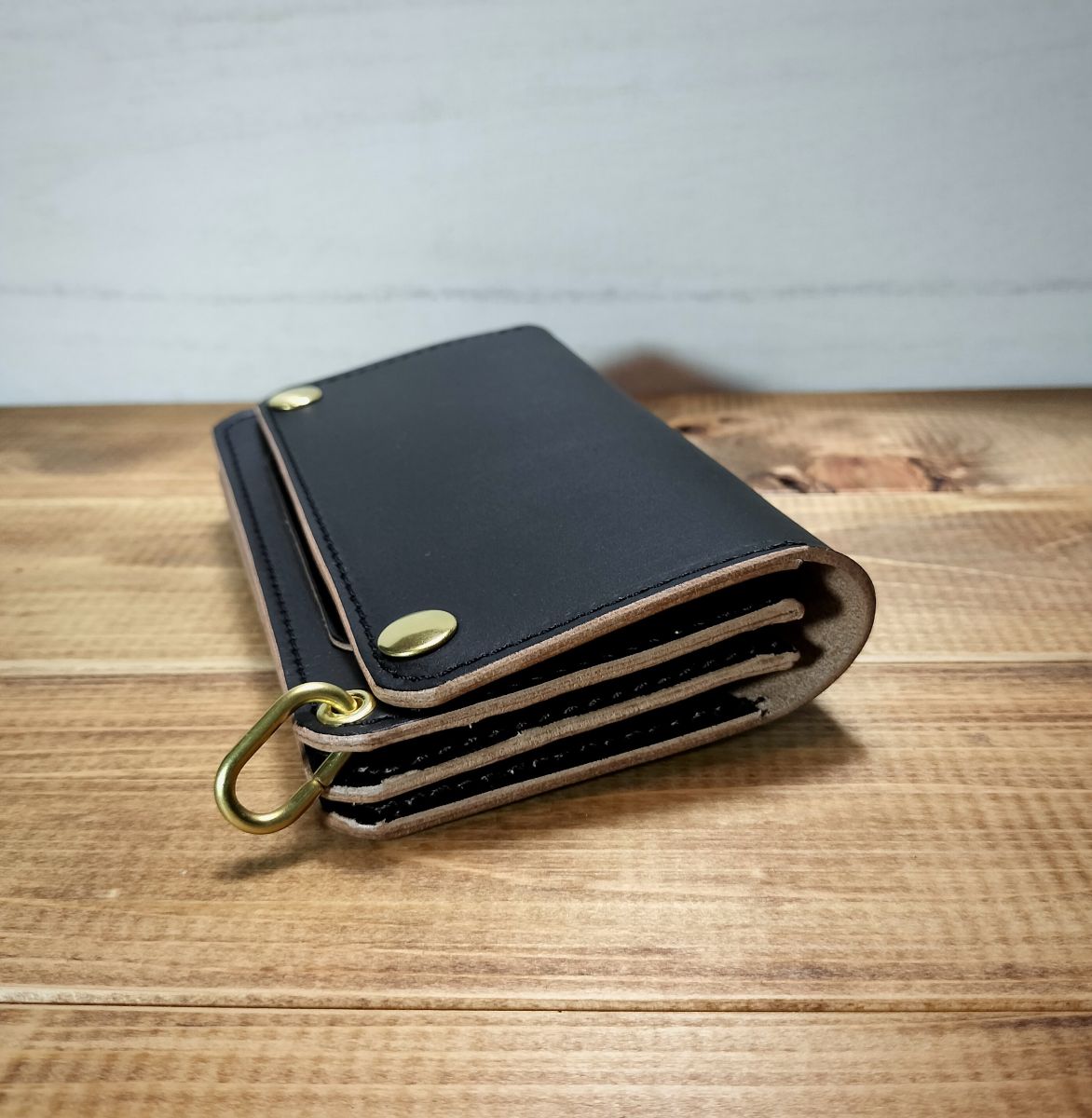 姫路レザー 茶芯黒 札ポケット付きミドルトラッカーウォレット 真鍮
