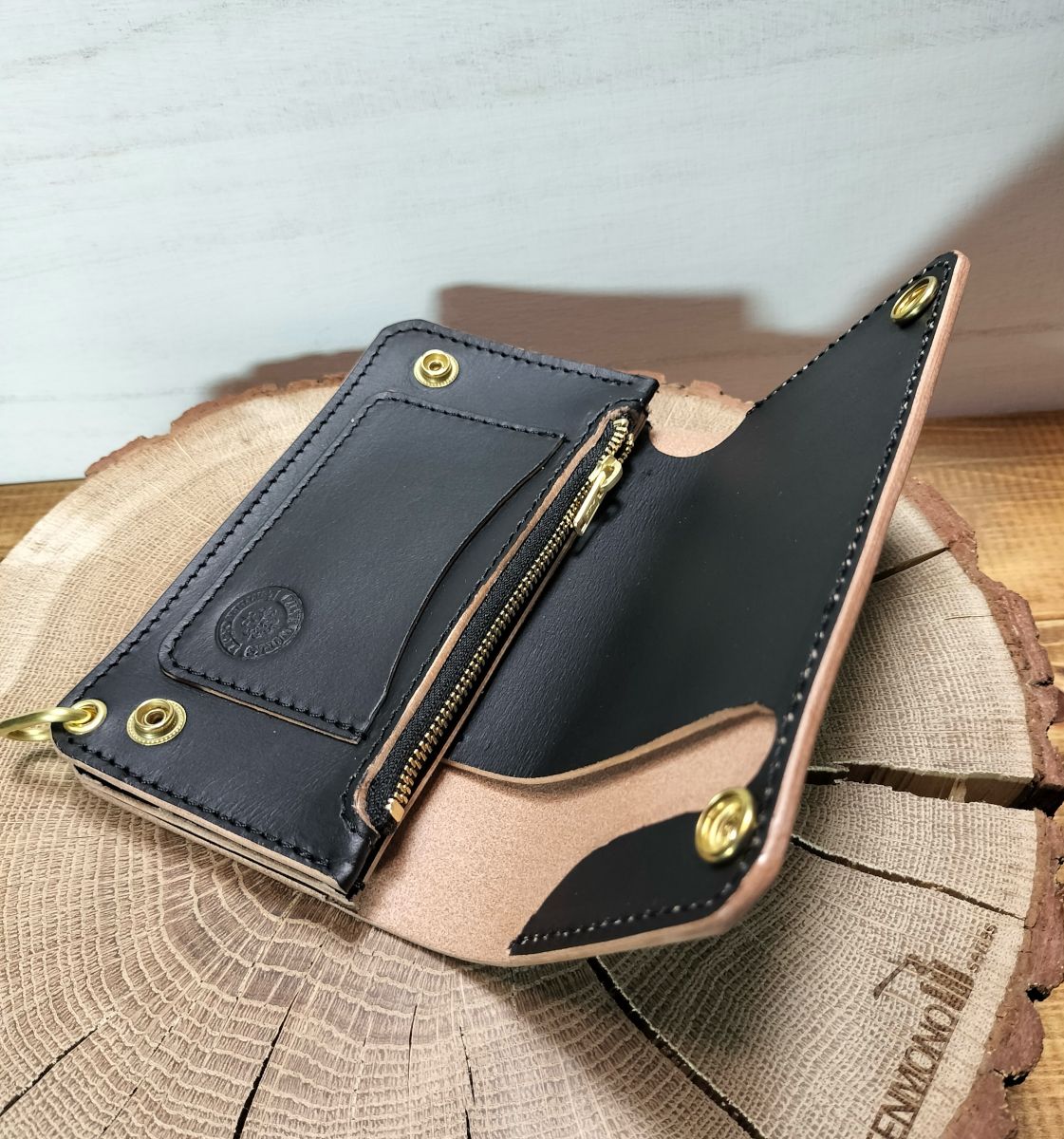姫路レザー 茶芯黒 札ポケット付きミドルトラッカーウォレット 真鍮