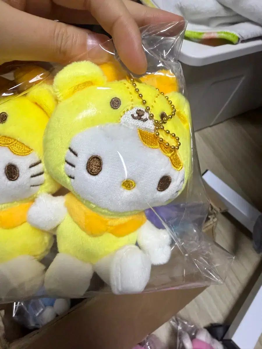 日本正規品) サンリオ ハローキティ カラフルバニー ぬいぐるみ キーホルダー