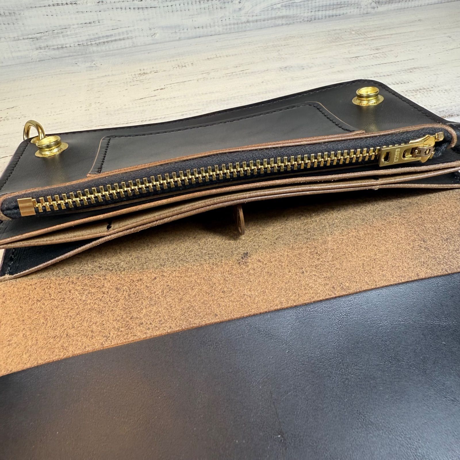 【トラッカーウォレット ミドル 2層】ホースバット ゴールド universal トラッカーウォレットミドル】 2層 ホースバット ゴールド ホース