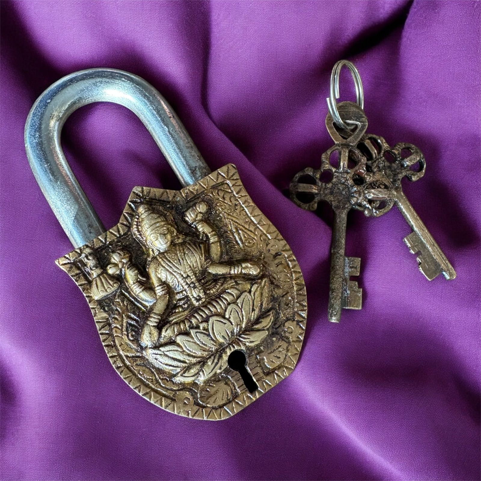 ◎古道具 庵々◎清末〜民国期 真鍮製カラクリ錠前 剣文様 ビットキー付◎珍品中国 ヴィンテージ 南京錠 動物型】錠前 鍵 アンティーク雑貨 昭和レトロ 真鍮