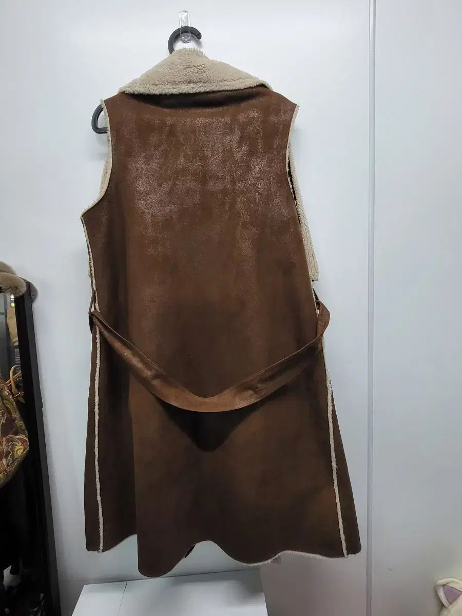 新品未使用タグ付き　高島屋　ムートンベスト　ブラックフリーサイズ　羊 BEAMS F（ビームスF）【別注】CINQUANTA / ムートン リバーシブル