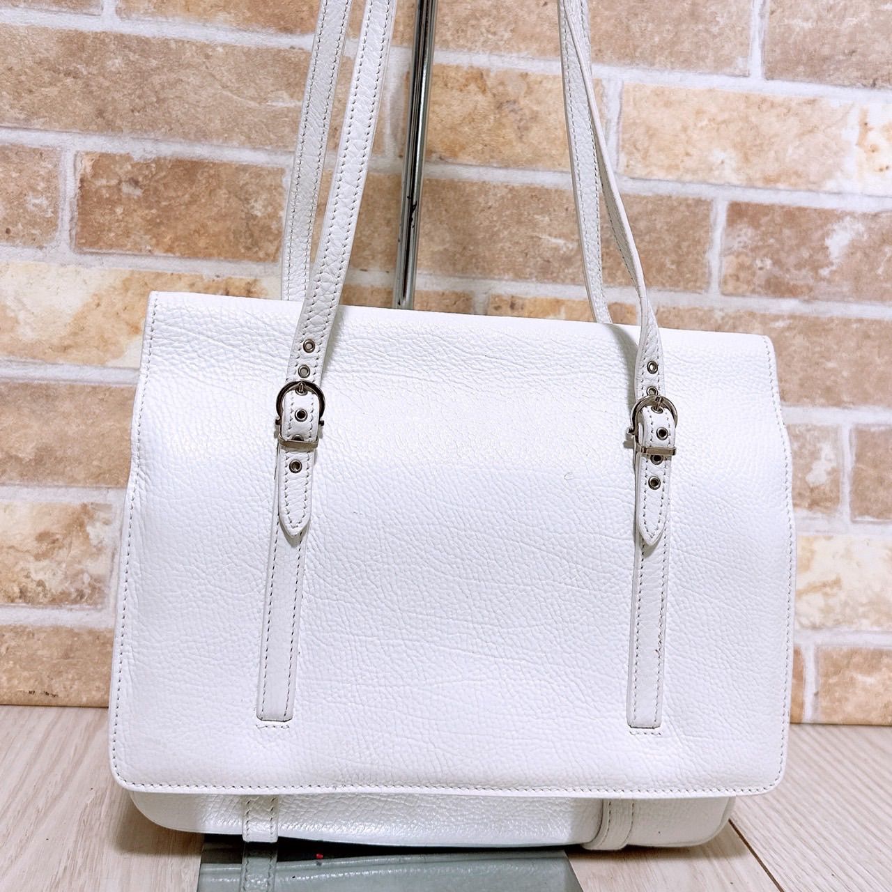 Salvatore Ferragamo ホワイトレザーハンドバッグ 美品) Ferragamo(フェラガモ)ハンドバッグ レザー ホワイト - メルカリ