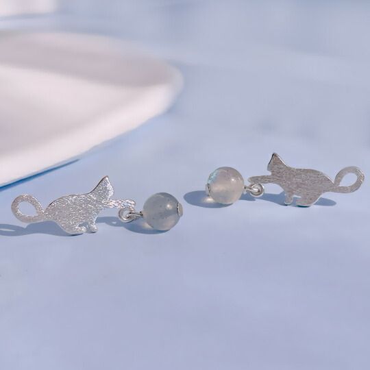 Cute silver 925 earrings with cats playing with moonstone, June birthstone, the gentle glow of the moon adorn the ears, small and adult cute for everyday use, commuting, office, dates, girls' party trips, birthdays, anniversaries, Christmas gifts for cat lovers