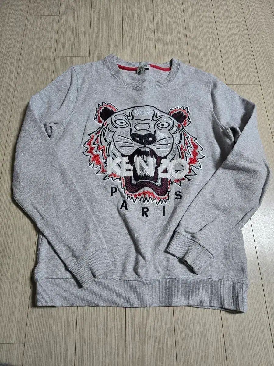即完売モデル KENZOケンゾータイガーシルバー刺繍スウェットグレー 