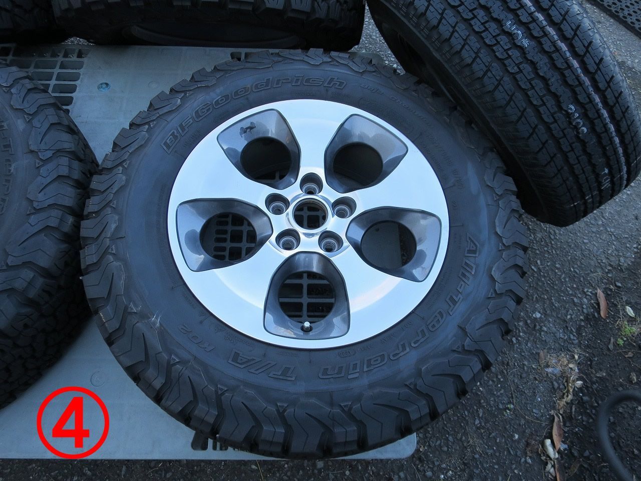 255/70R18 ブリヂストン【ラングラーサハラ純正タイヤ】 ジープラングラーJLサハラ純正ホイール タイヤ付 255/70-18