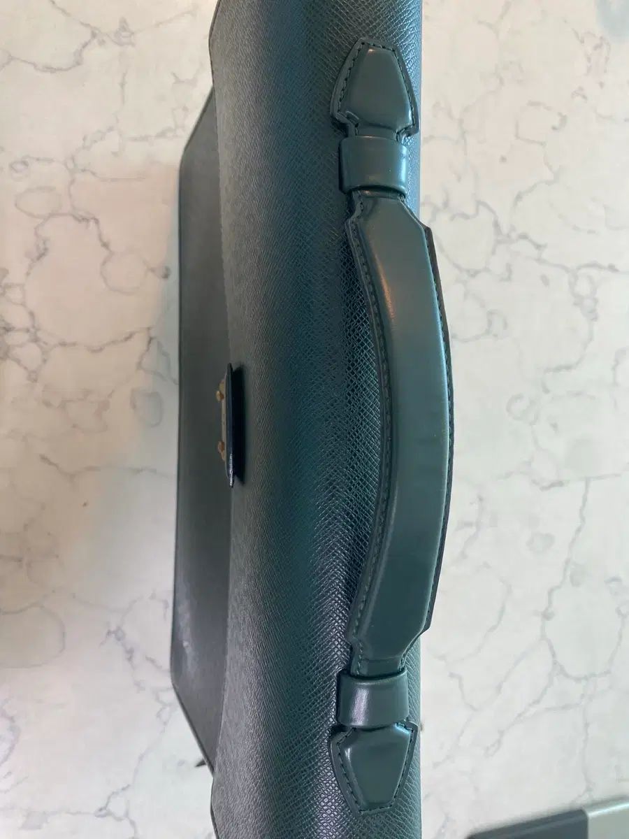 ルイヴィトン(Louis Vuitton) タイガ コーラル グリーン ブリーフ