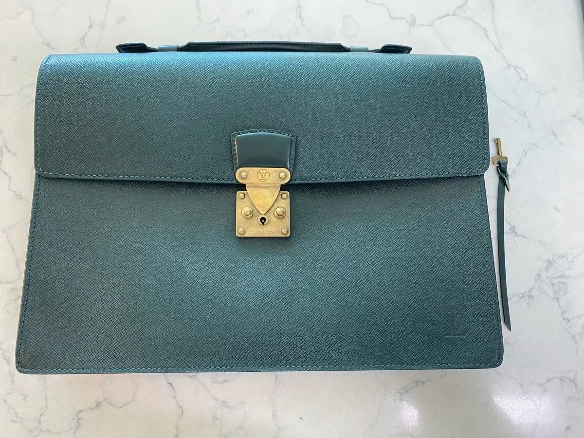 ルイヴィトン(Louis Vuitton) タイガ コーラル グリーン ブリーフ