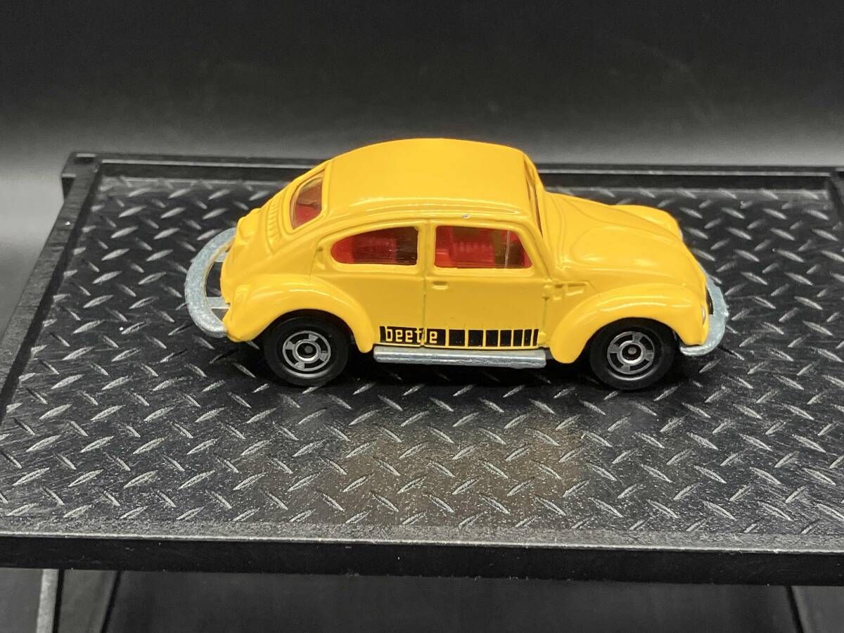 トミカ F20 フォルクスワーゲン 1200LSE 黄 シート:朱赤 2Fホイール 裏