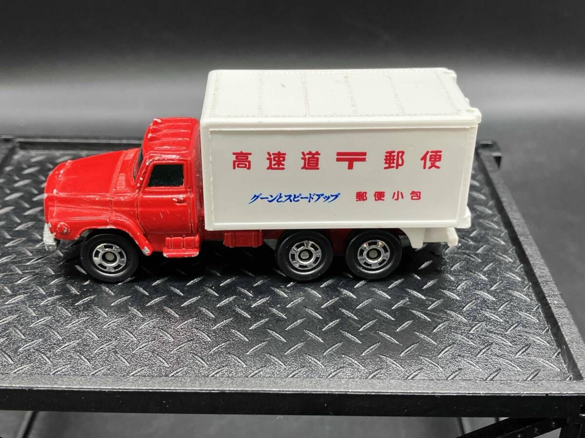 トミカ No.67 日産 ディーゼル 高速郵便車 赤 緑窓 11Fホイール 白