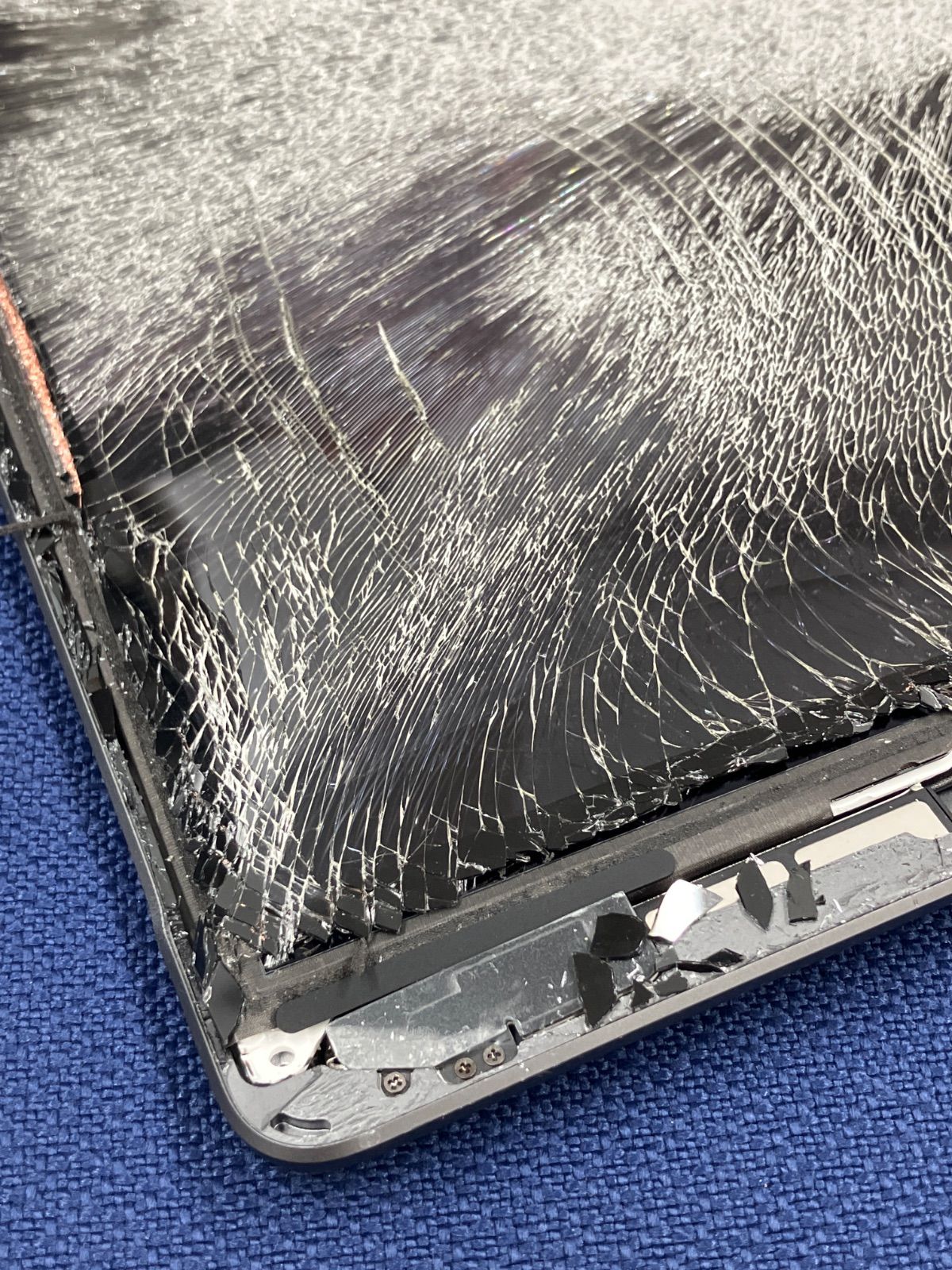 ジャンク iPad 第8世代 Cellular 32GB 画面破損 分解跡あり 動作未確認