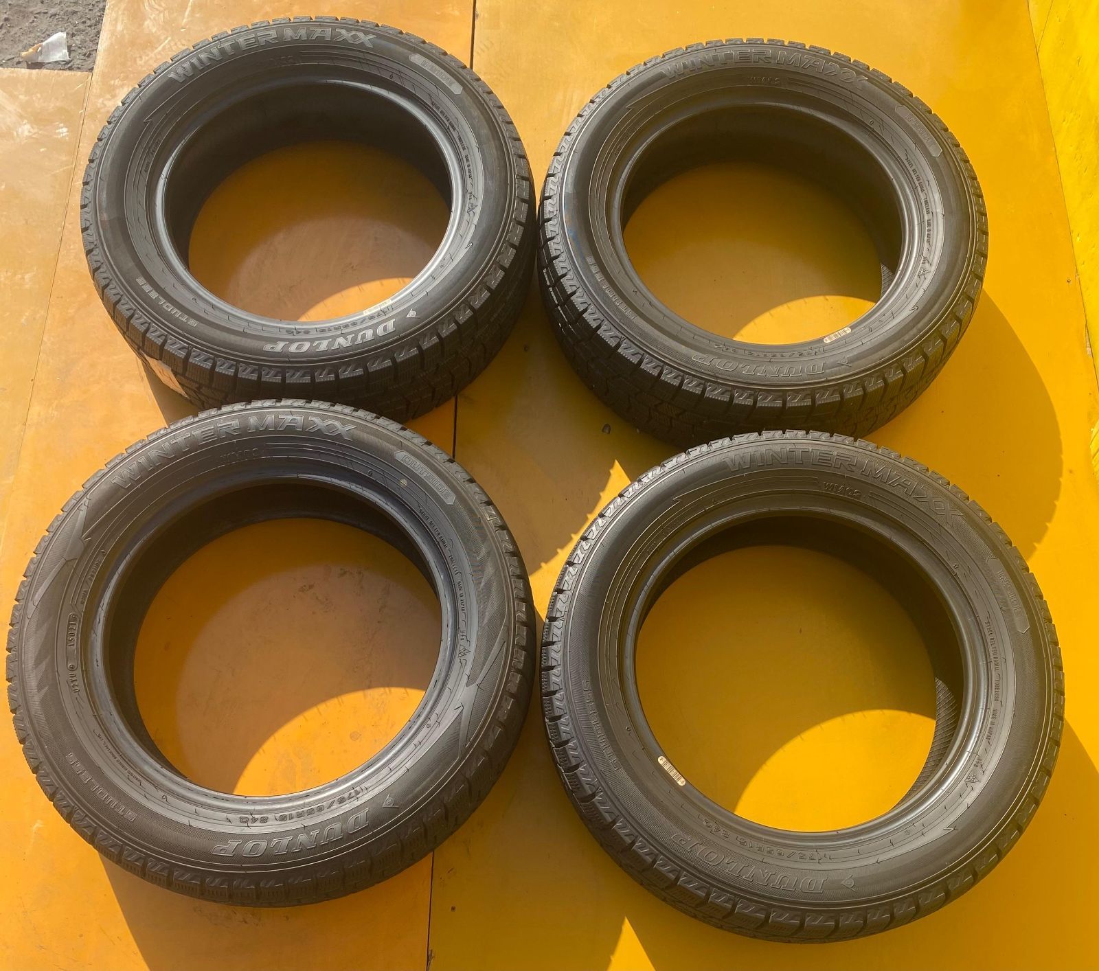 送料込☆2022年製 ダンロップ タイヤ 175/65R15☆4本 ダンロップスタッドレスタイヤ4本175/65R15