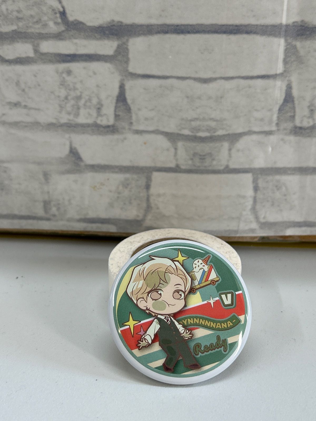 Q7-55】◎ BTS 防弾少年団 V テテ キムテヒョン タイニータン缶バッチ