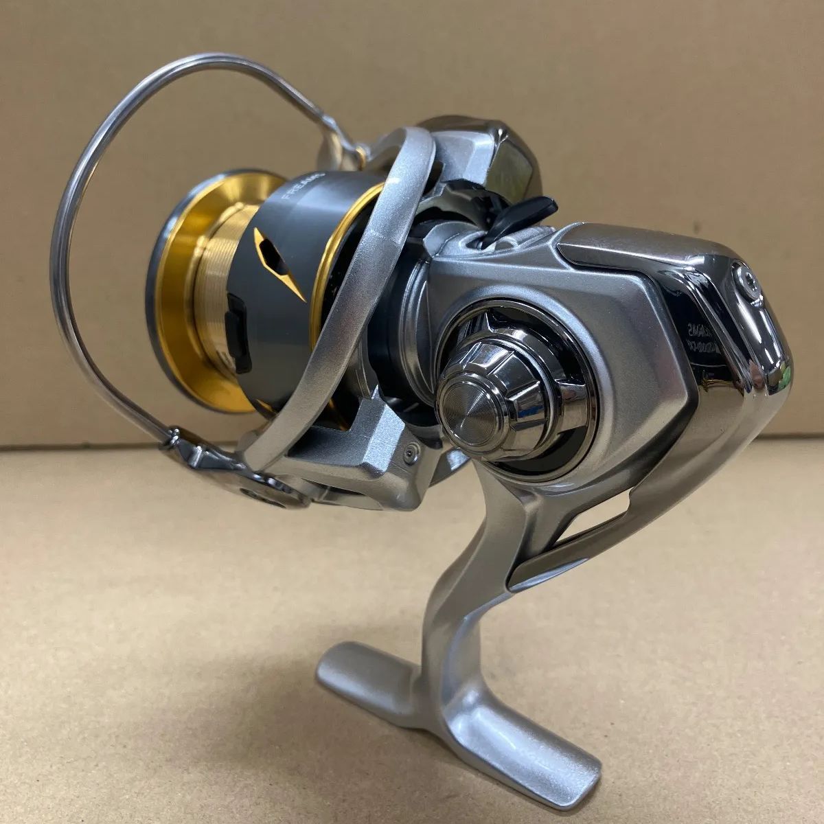 【未使用】DAIWA　ダイワ FREAMS LT4000-CXH 早い者勝ち！ 未使用】DAIWA ダイワ FREAMS LT4000-CXH 早い者勝ち！ ダイワ