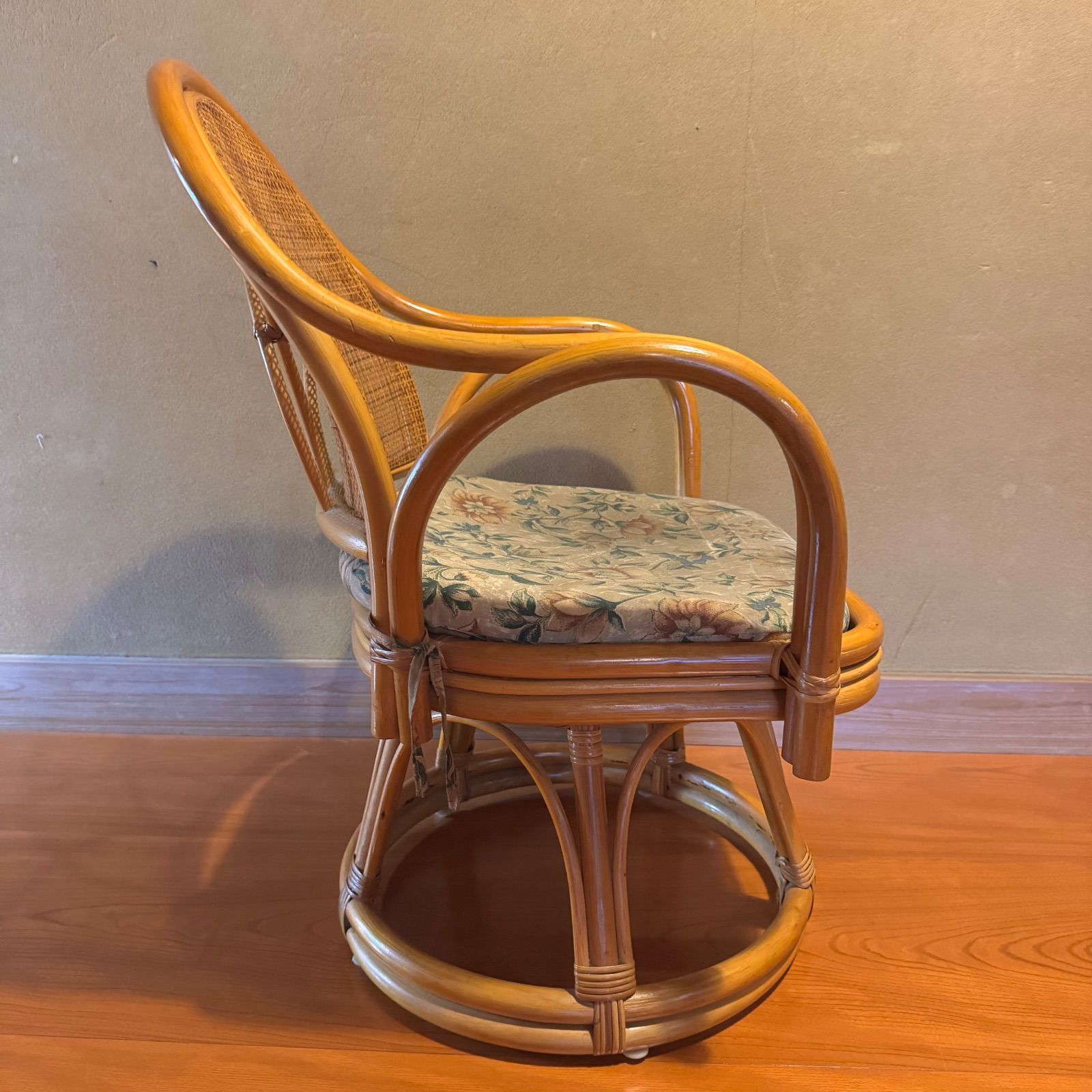 ① 昭和レトロ カザマ 花柄クッション アーチ型ラタンチェア アームチェア ① 昭和レトロ カザマ 花柄クッション アーチ型ラタンチェア アームチェア