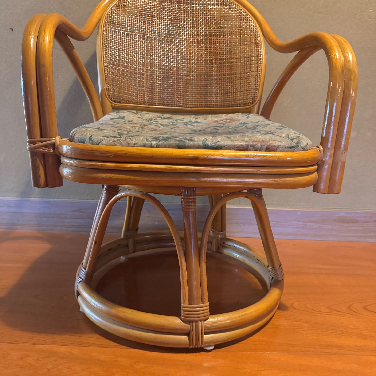 ②昭和レトロ ヴィンテージ ラタンダイニングチェア 花柄クッション アームチェア ④昭和レトロ ヴィンテージ ラタンダイニングチェア 花柄クッション