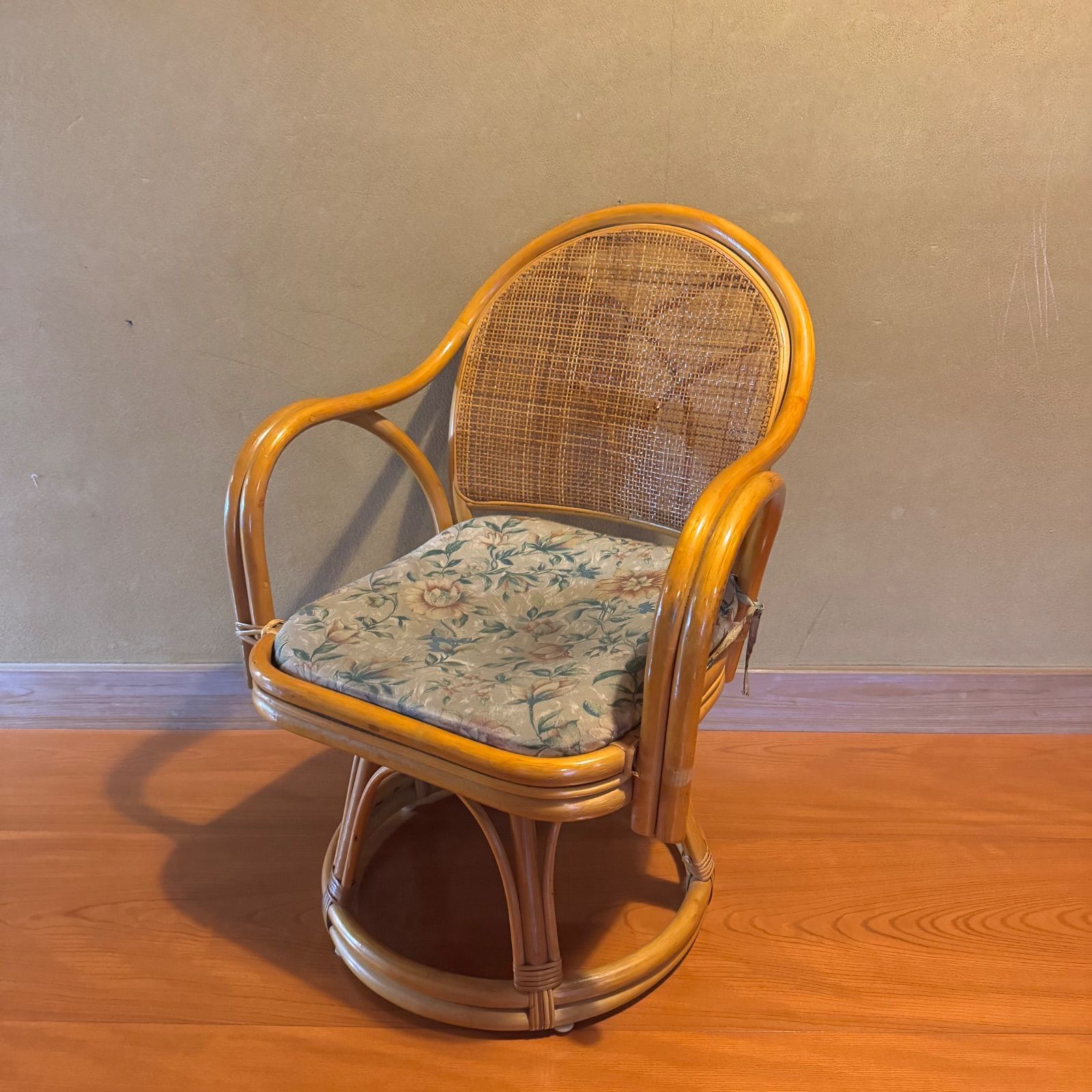 昭和レトロ 回転式ラタンチェア 花柄 クッション アームチェア 籐家具
