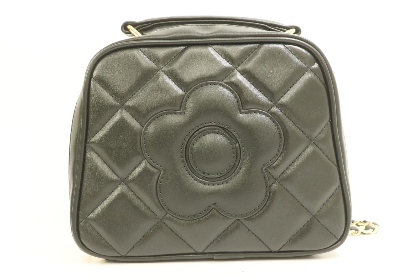 MARY QUANT メンズショルダーバッグ -- スクエアキルトデイジーパッチ 