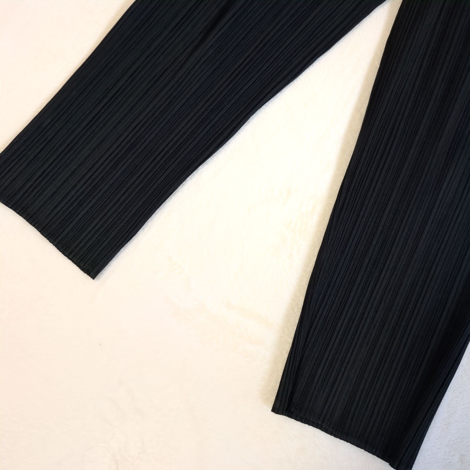 プリーツプリーズ　イッセイミヤケ　ブラック　プリーツ ストレートパンツ 人気✨️プリーツプリーズイッセイミヤケ PLEATS PLEASE ISSEY MIYAKE