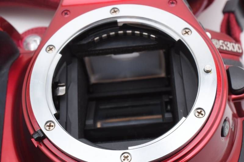 実用品】Nikon ニコン D5300 ボディ 赤 レッド シャッター数9826枚と