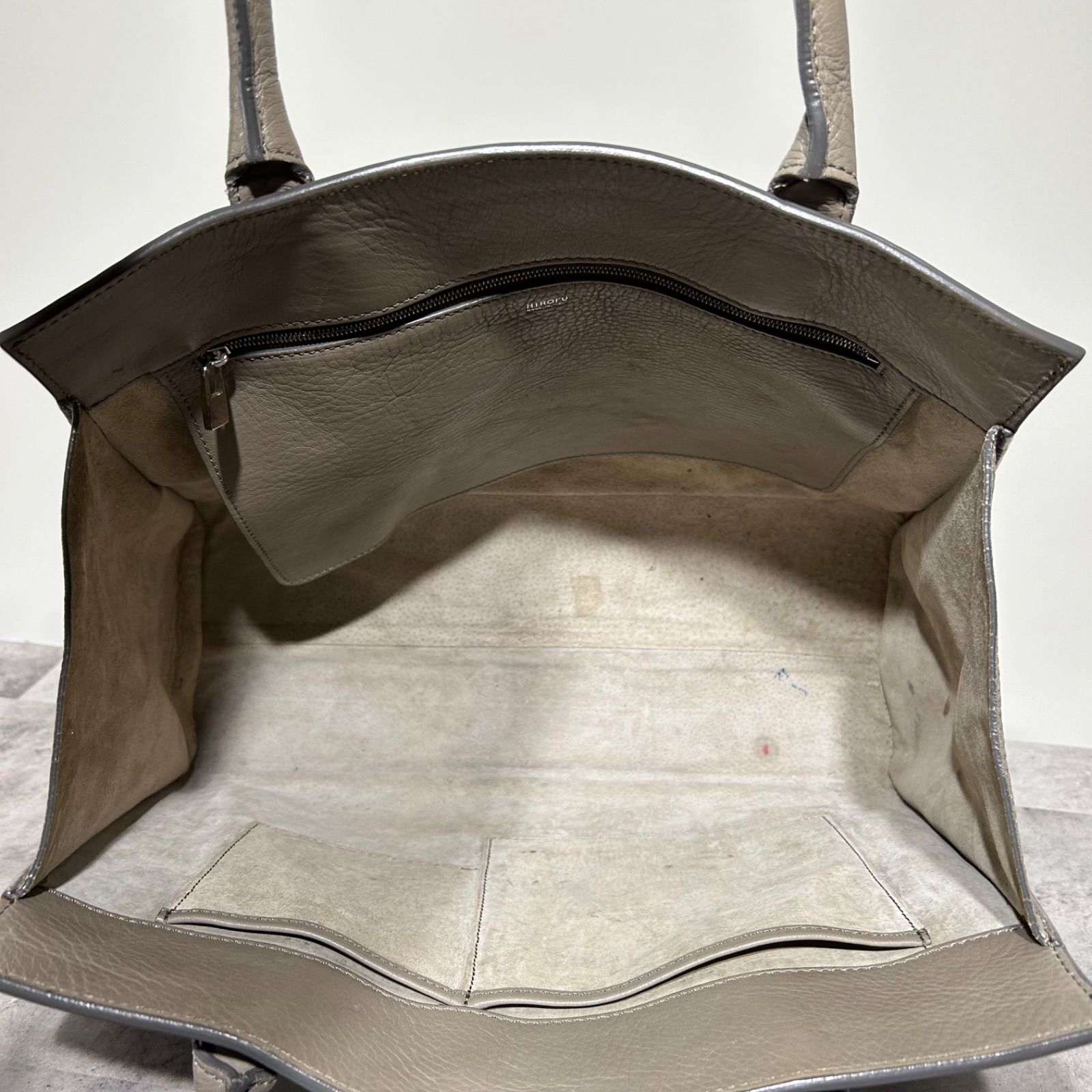 未使用に近い✨ ヒロフ HIROFU ハンドバッグ　シボ革　グレージュ 未使用ヒロフ レザー トートバッグ グレージュ シボ革 - メルカリ