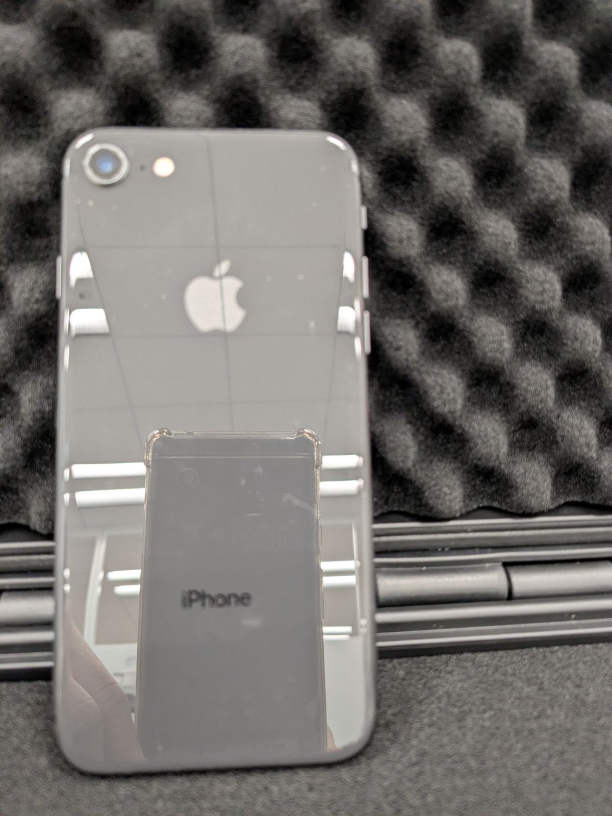 Apple iPhone 8 スペースグレイ64GB au回線SIMロックあり 美品 Apple iphone 8 64GB SIMフリー(SIMロック解除済) スペースグレー 002