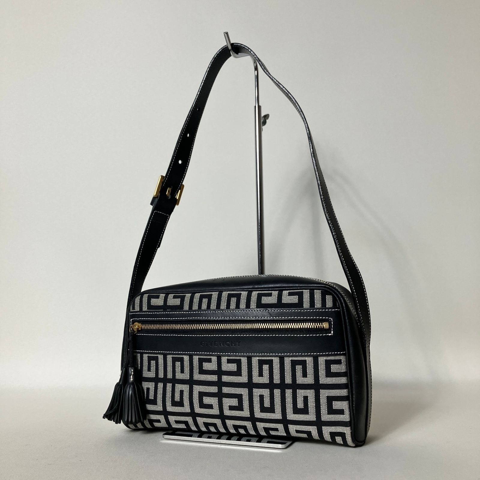2512-99｜美品｜ジバンシィ ショルダーバッグ ブラック 4Gロゴ - メルカリ