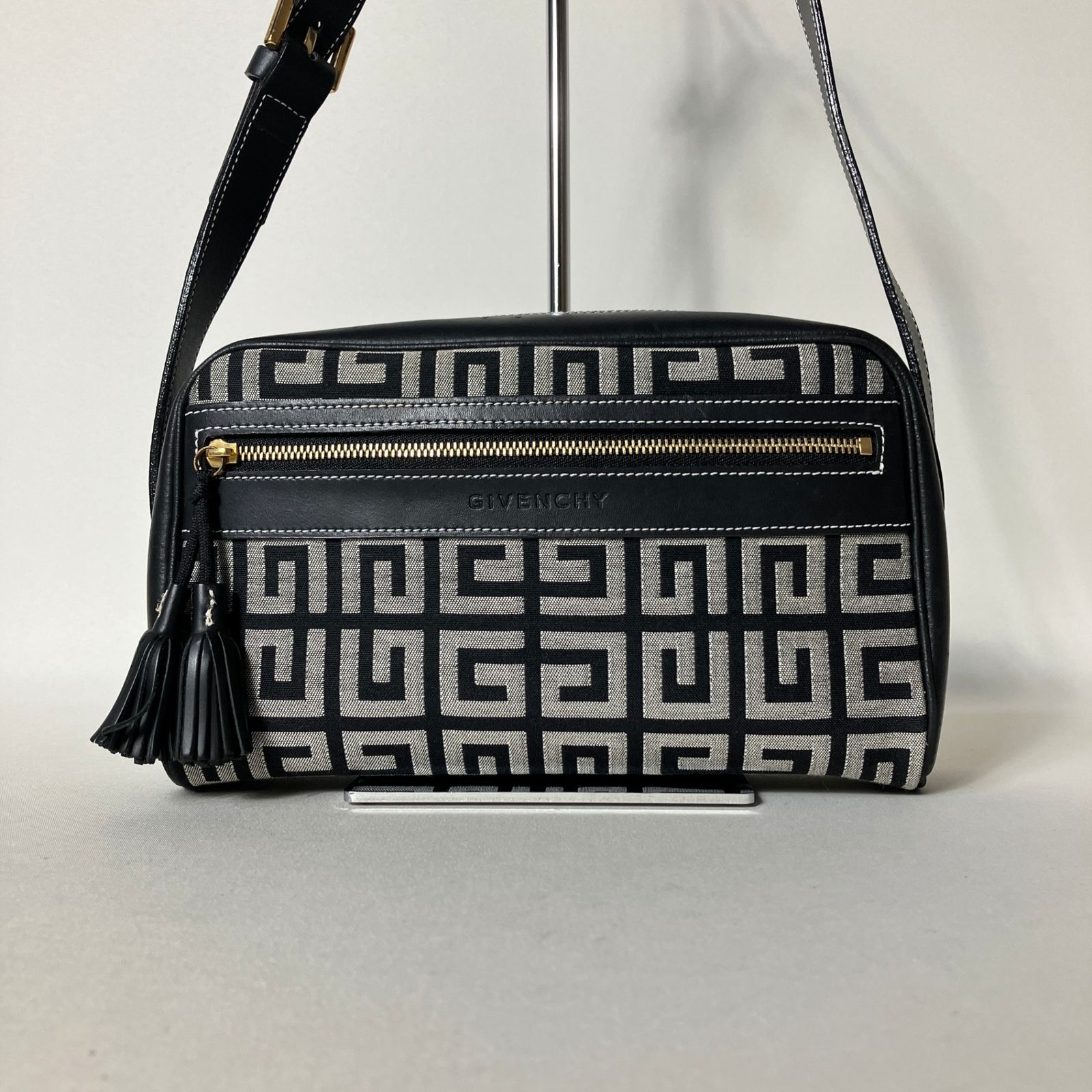 2512-99｜美品｜ジバンシィ ショルダーバッグ ブラック 4Gロゴ - メルカリ