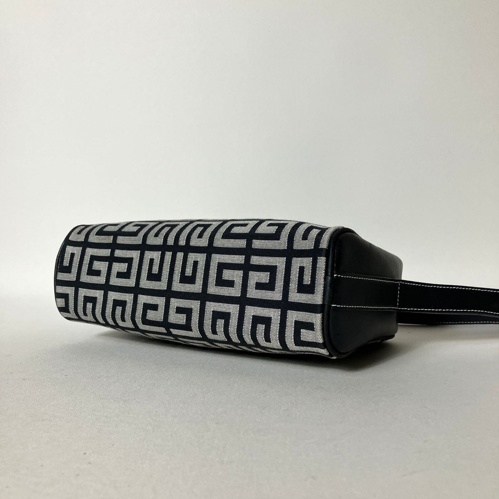 2512-99｜美品｜ジバンシィ ショルダーバッグ ブラック 4Gロゴ - メルカリ