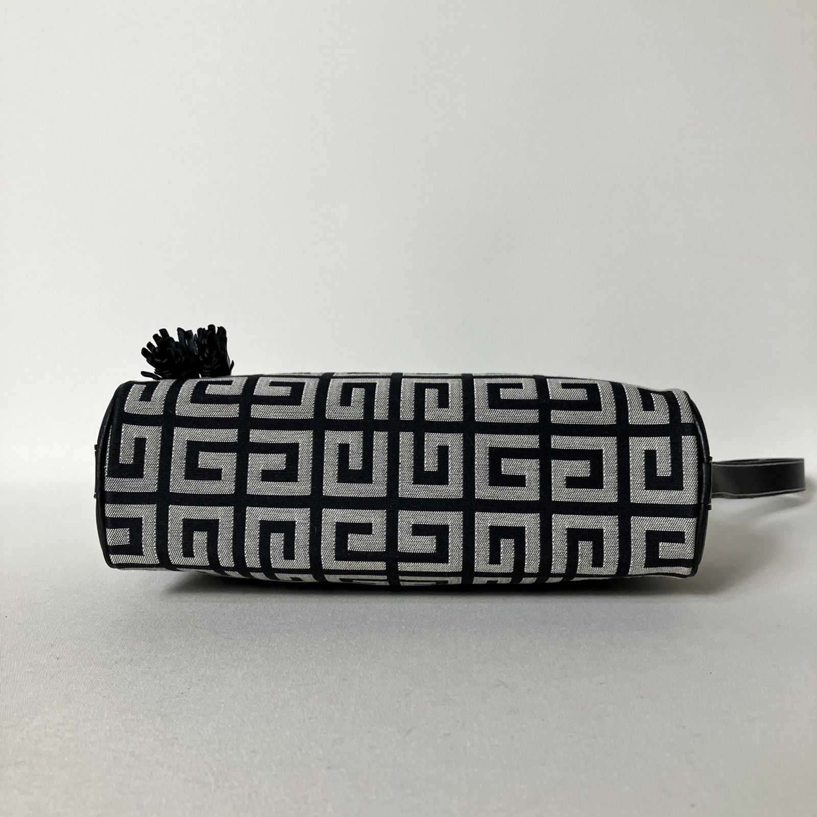 2512-99｜美品｜ジバンシィ ショルダーバッグ ブラック 4Gロゴ - メルカリ