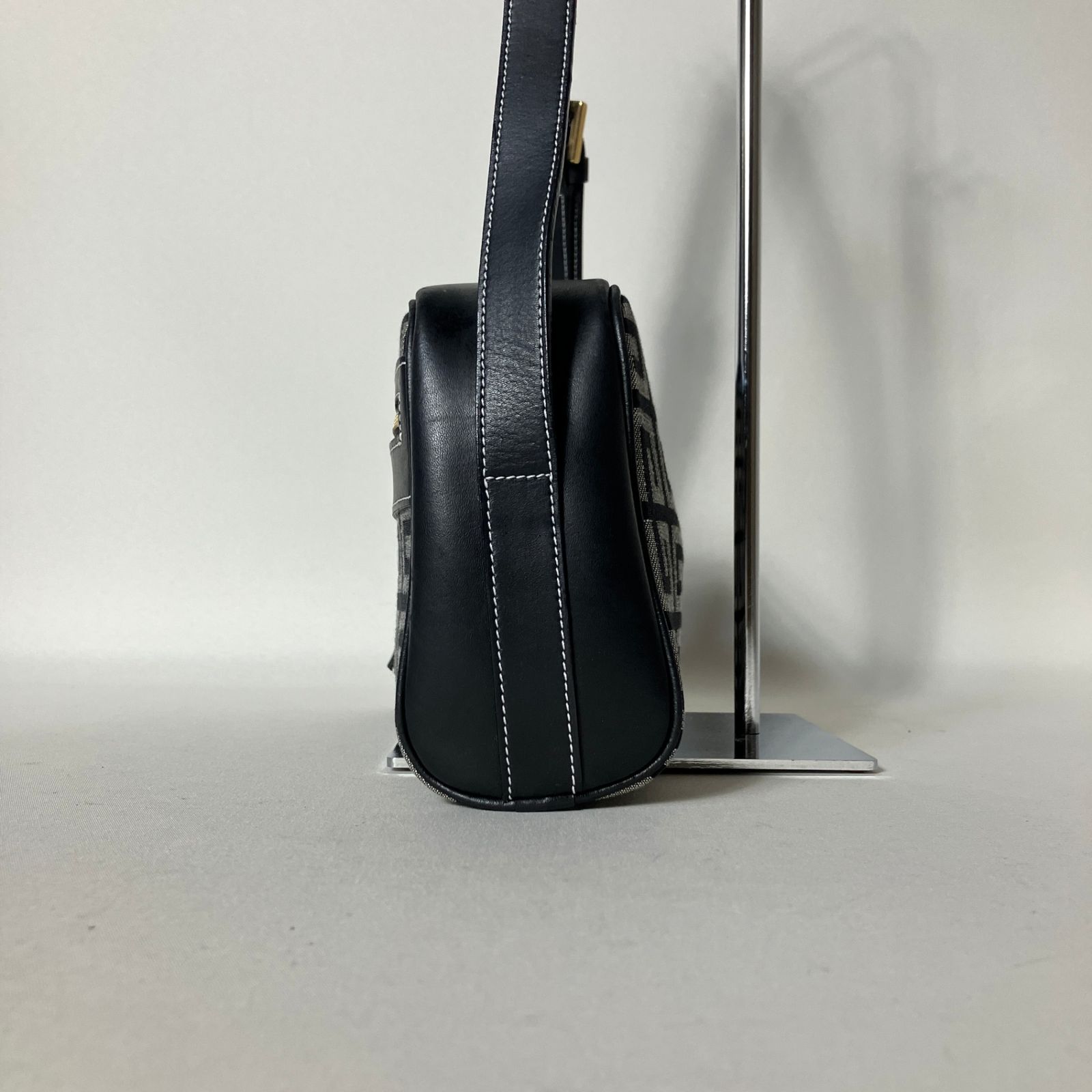 2512-99｜美品｜ジバンシィ ショルダーバッグ ブラック 4Gロゴ - メルカリ