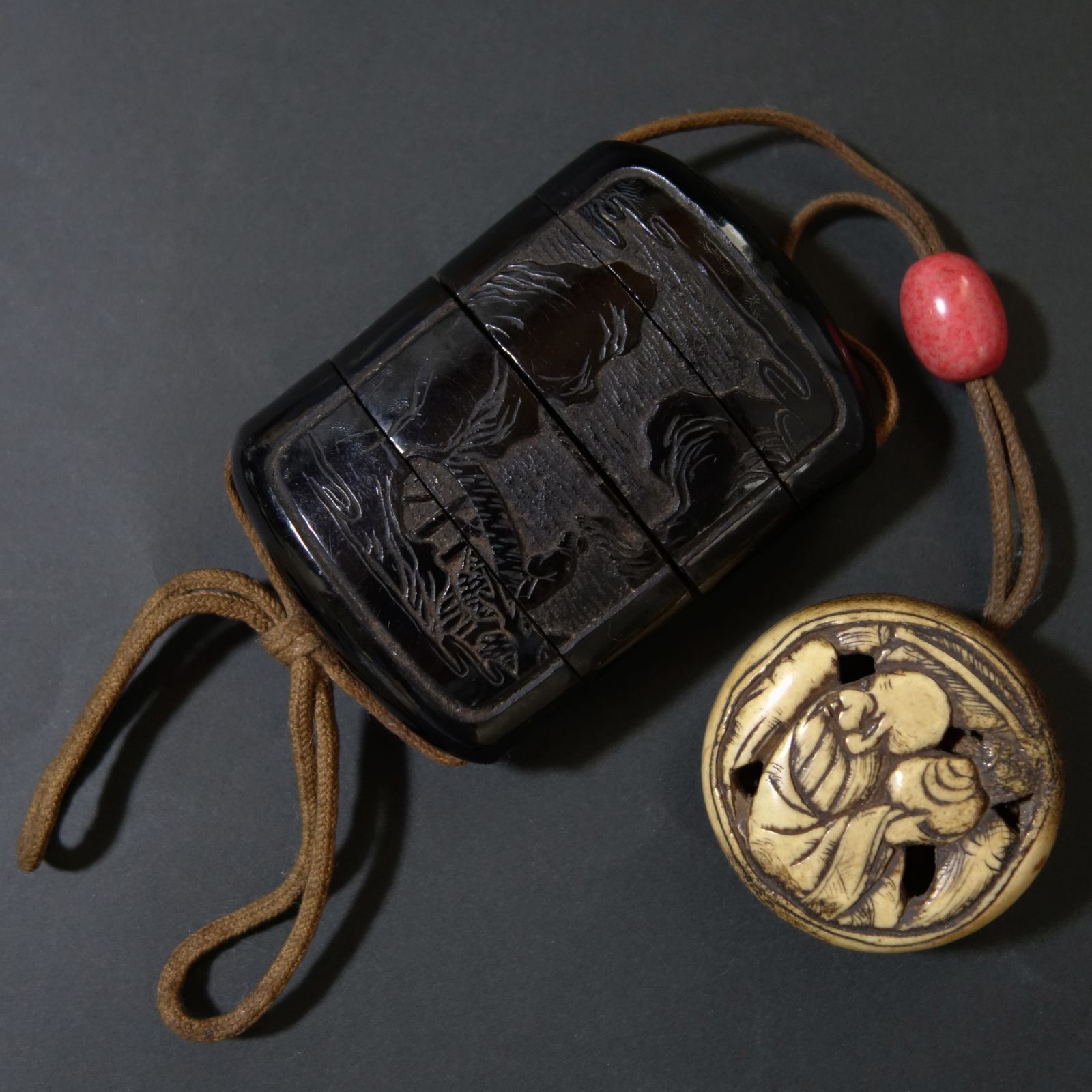 印籠 根付 【 堆黒 彫漆 中国山水図 印籠 ／ 古骨 彫刻 透彫 寿老人