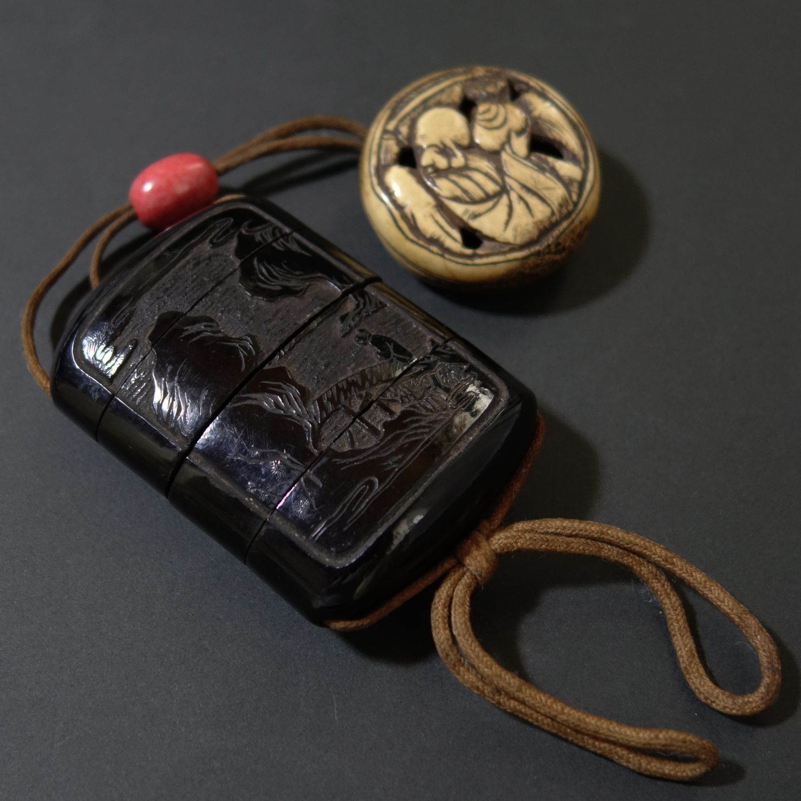 漆器印籠　根付あり 印籠 根付 【 堆黒 彫漆 中国山水図 印籠 ／ 古骨 彫刻 透彫 寿老人