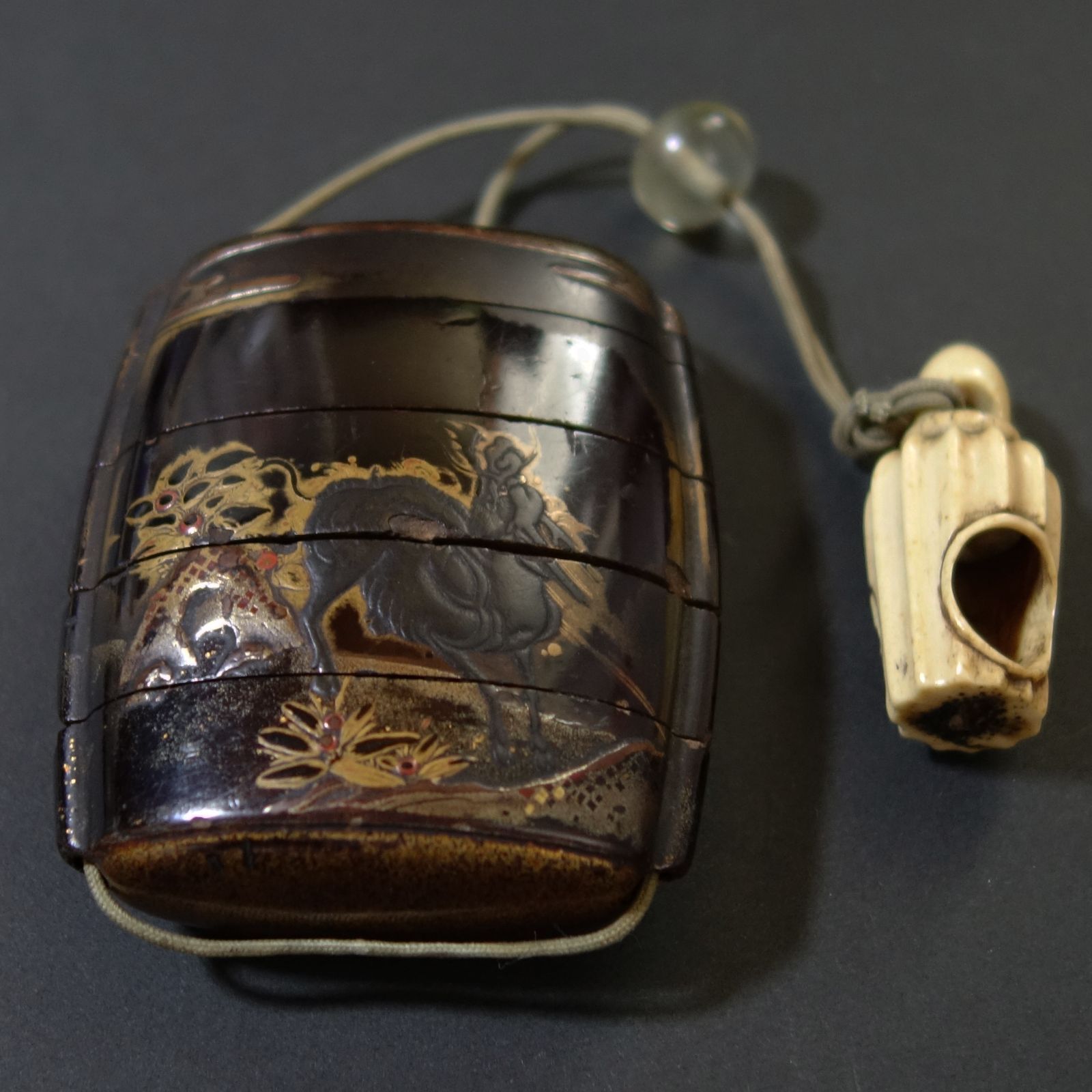 印籠 根付 【 麒麟 高蒔絵 印籠 ／ 鹿角 彫刻 宝塔 根付 】 漆器 骨董