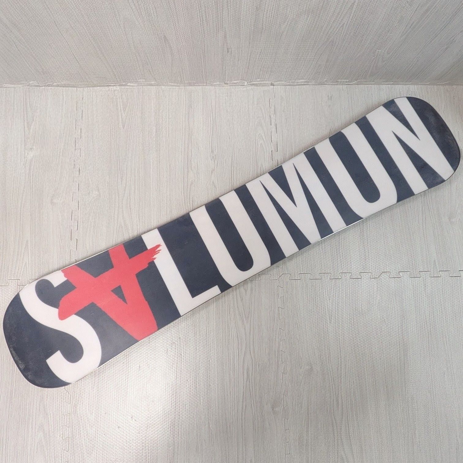 良品 希少 バンクシー SALOMON スノーボード THE wall 143cm サロモン