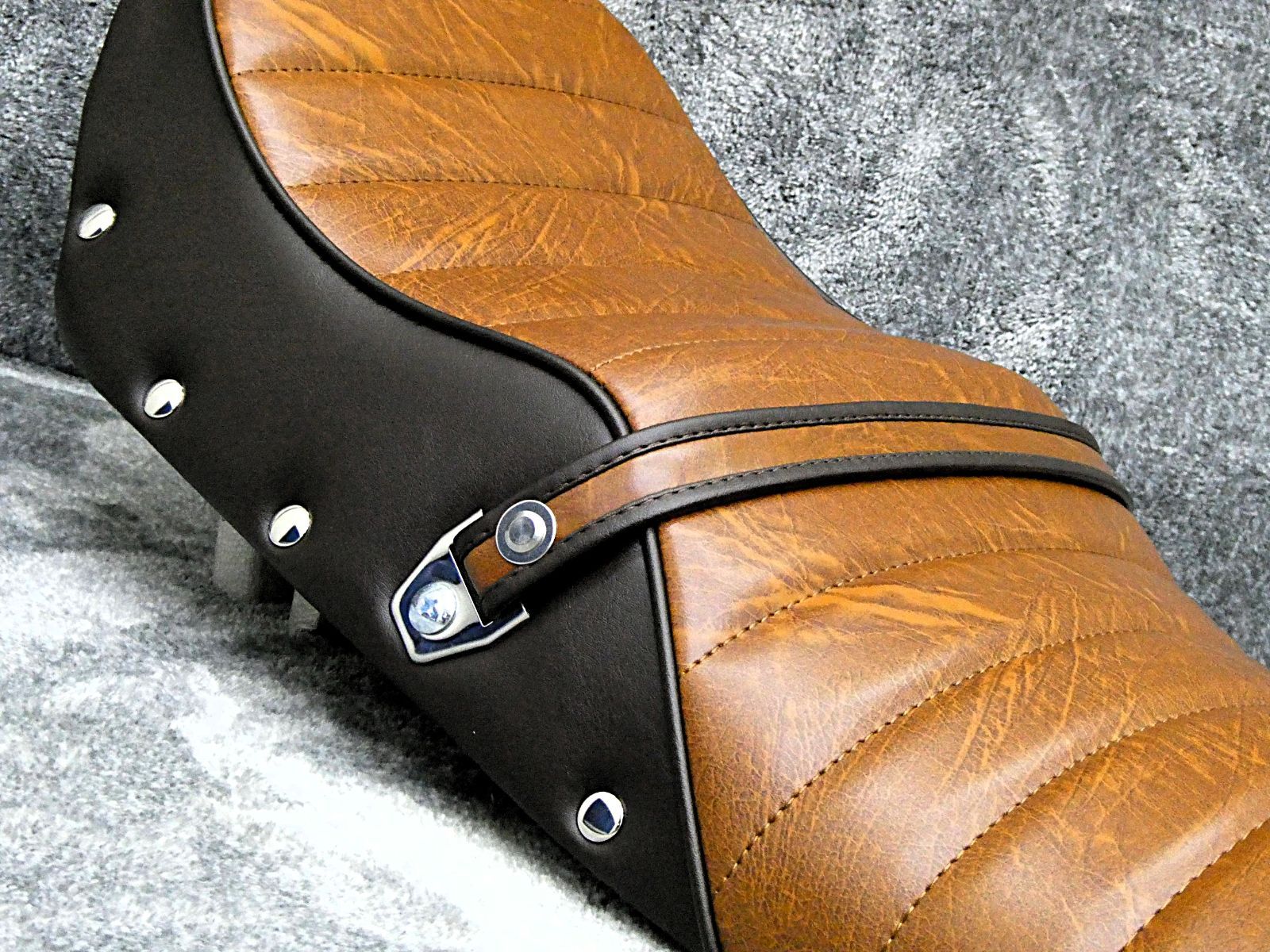 GSX400F 鋲打ち 茶ツートン タックロールシート/ブラウンGSX400FS