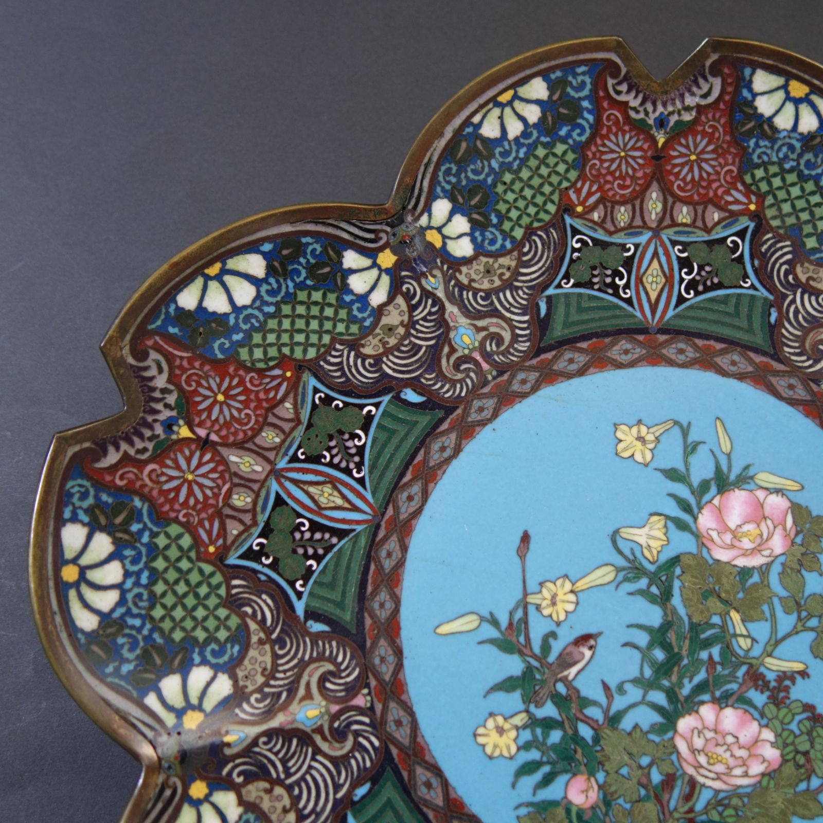 七宝焼 【 桜花形 花鳥図 七宝皿 】七宝 飾皿 骨董 古美術 Dc25051501