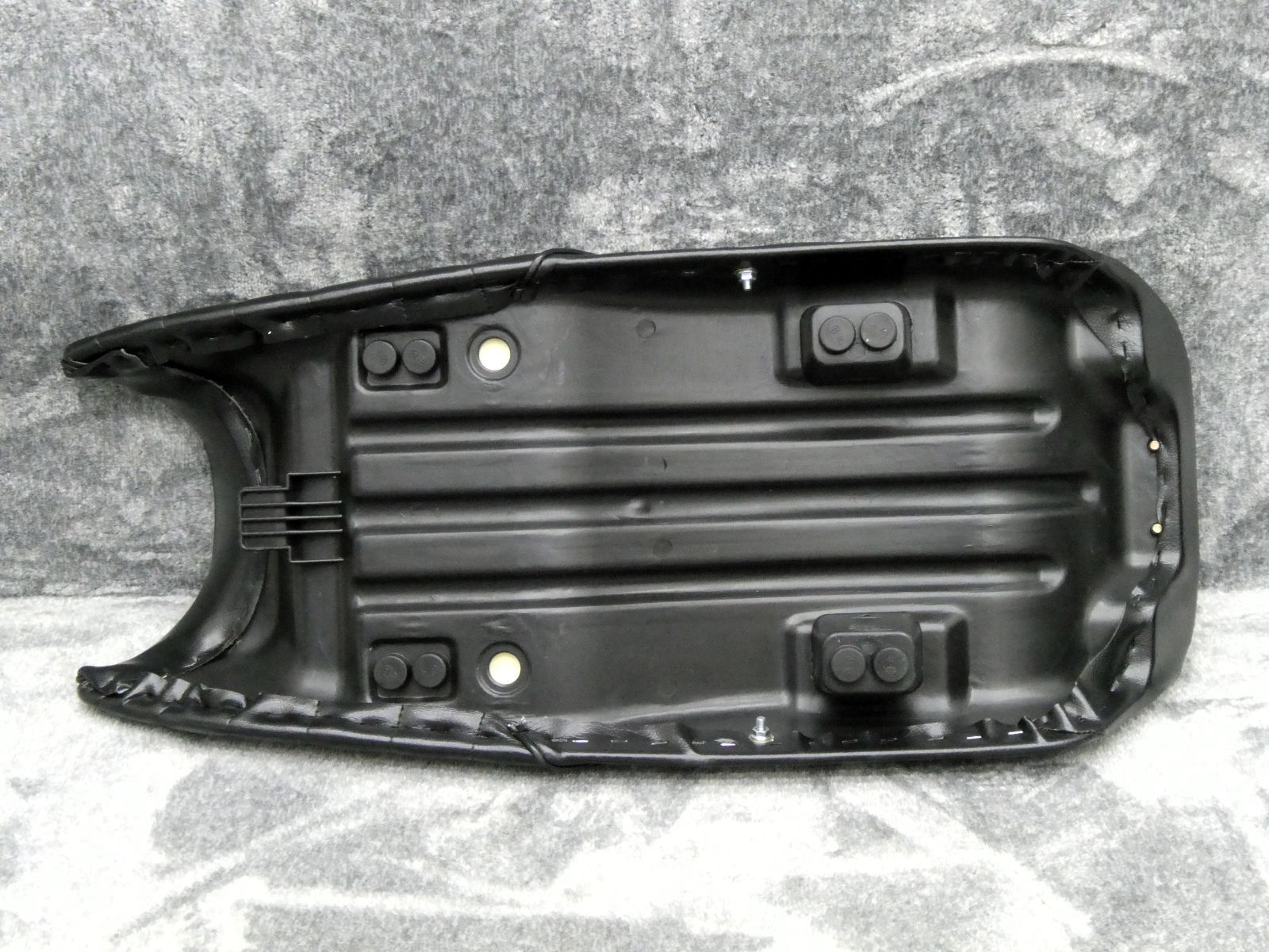 GSX400F カスタムシート Amazon | GSX400FS タックロールシート 黒皮ボタン/インパルス