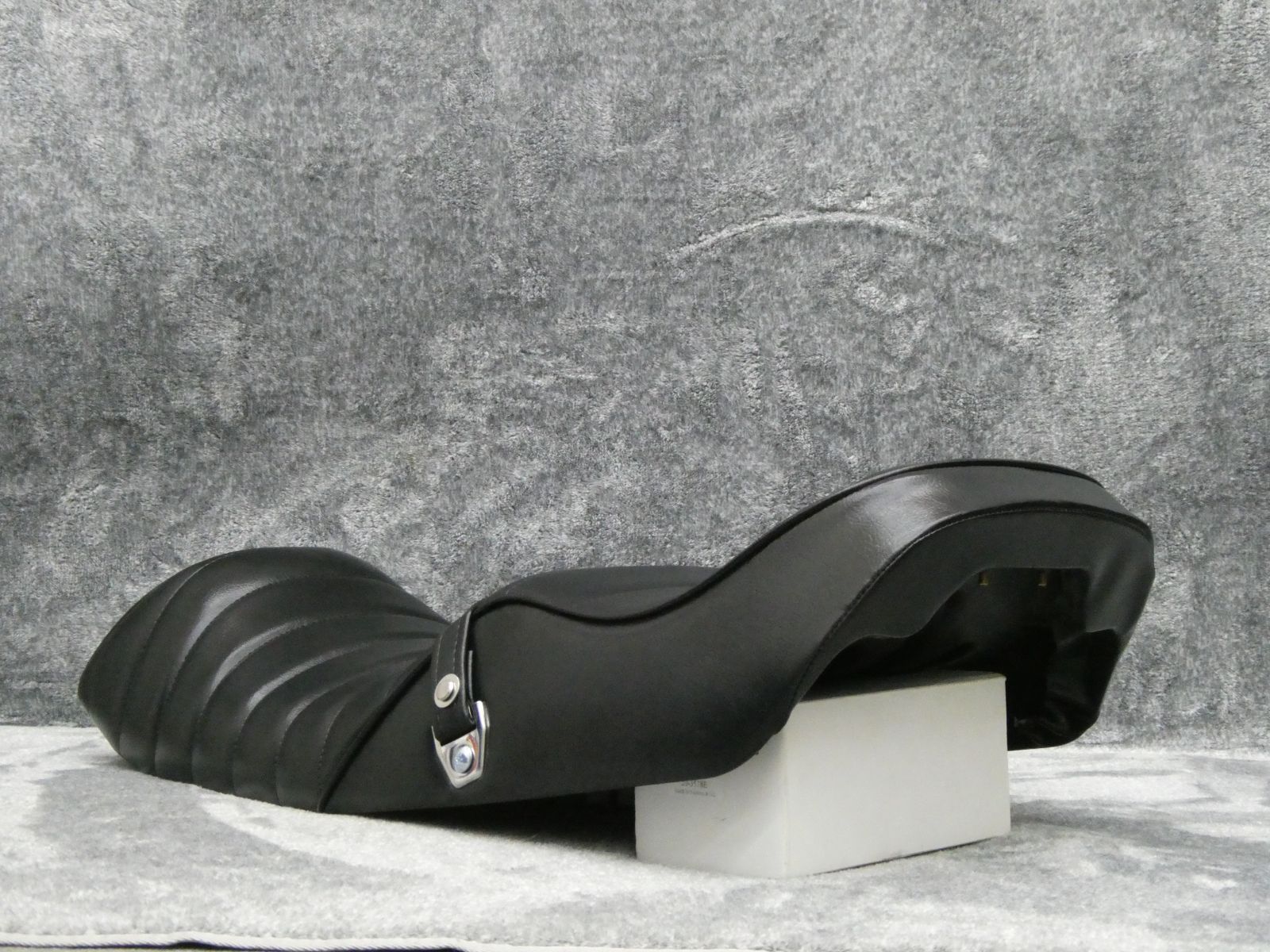 GSX400F カスタムシート Amazon | GSX400FS タックロールシート 黒皮ボタン/インパルス