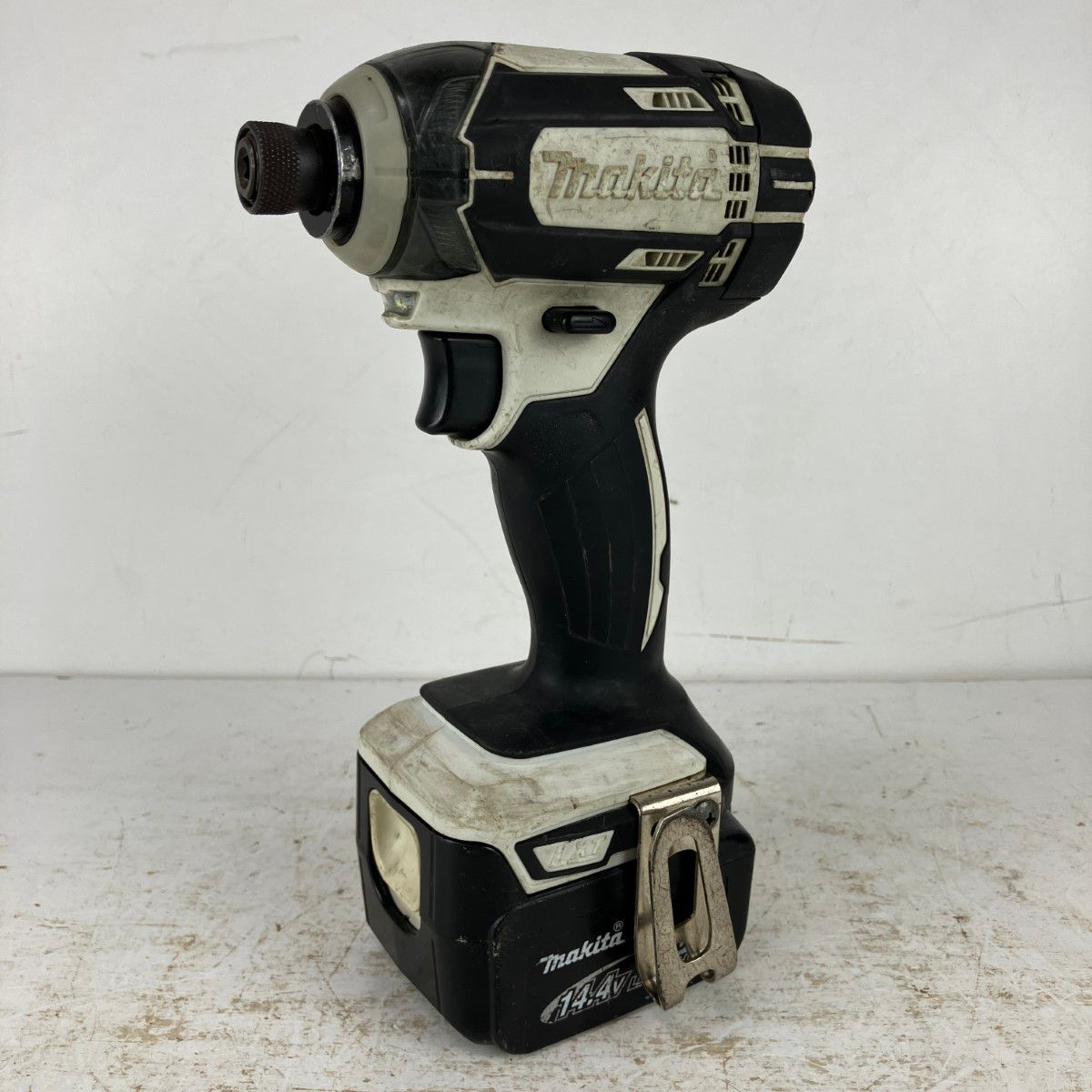ЗЗMAKITA マキタ 14.4v 充電式インパクトドライバ バッテリーx1付 