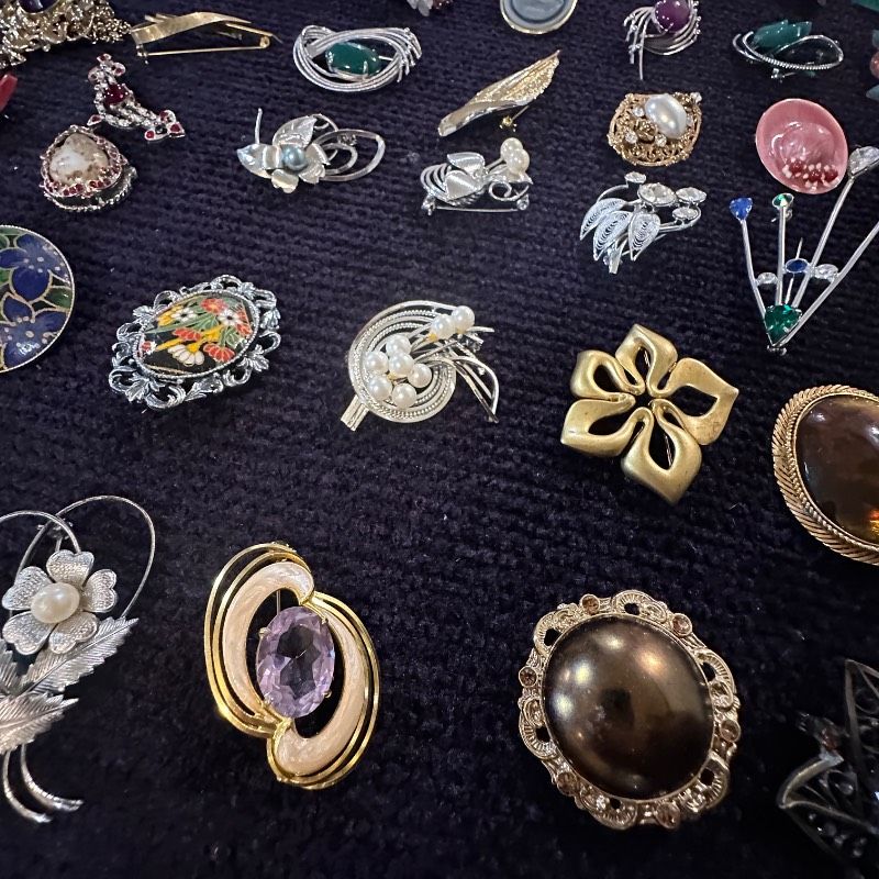 vintage】ブローチ ヴィンテージ まとめ売り 大量 100点 - メルカリ
