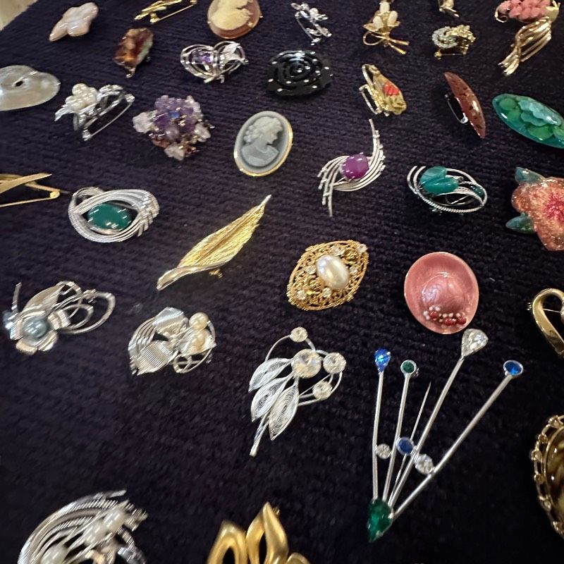 vintage】ブローチ ヴィンテージ まとめ売り 大量 100点 - メルカリ