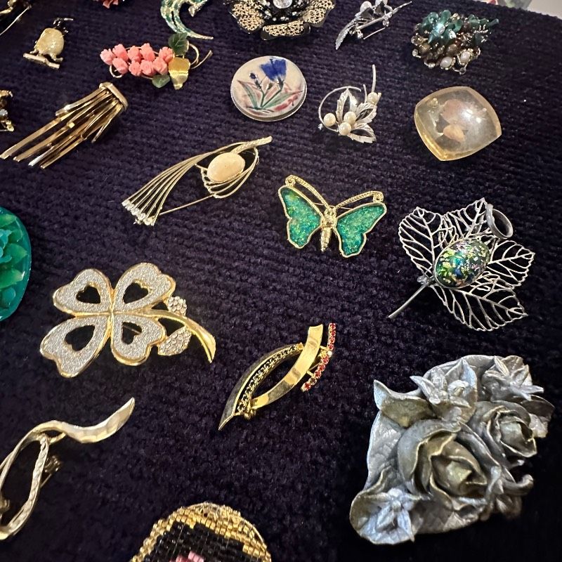 【vintage】ブローチ　130個　大量　まとめ売り vintage】ブローチ ヴィンテージ まとめ売り 大量 100点 - メルカリ