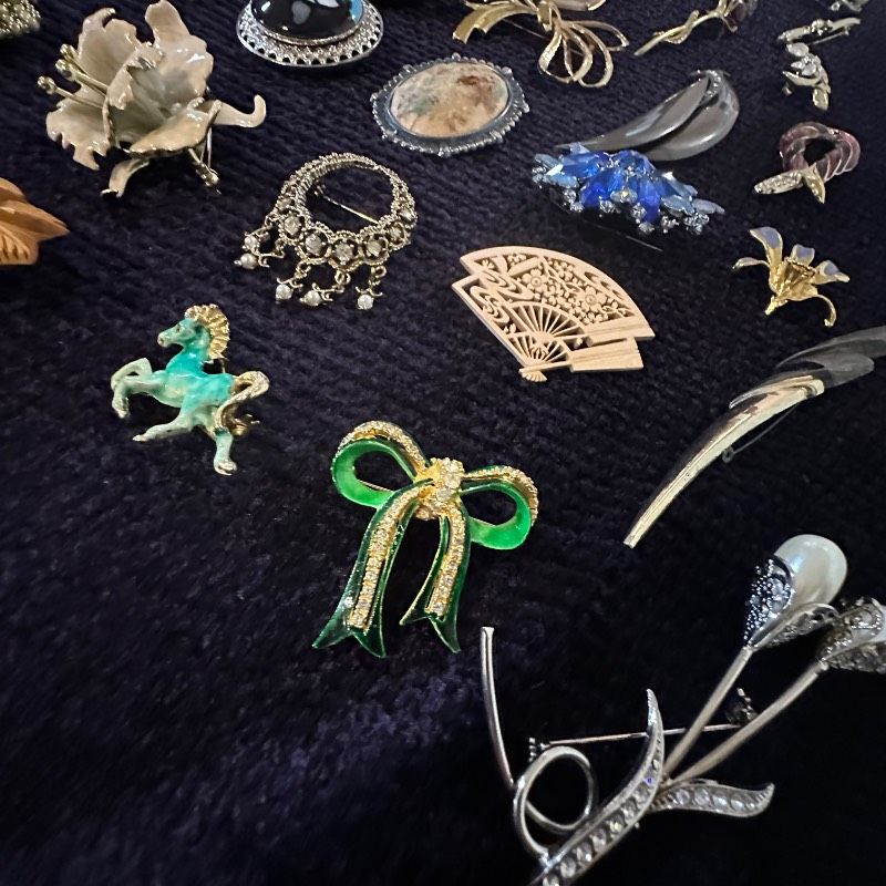 vintage】ブローチ ヴィンテージ まとめ売り 大量 100点 - メルカリ