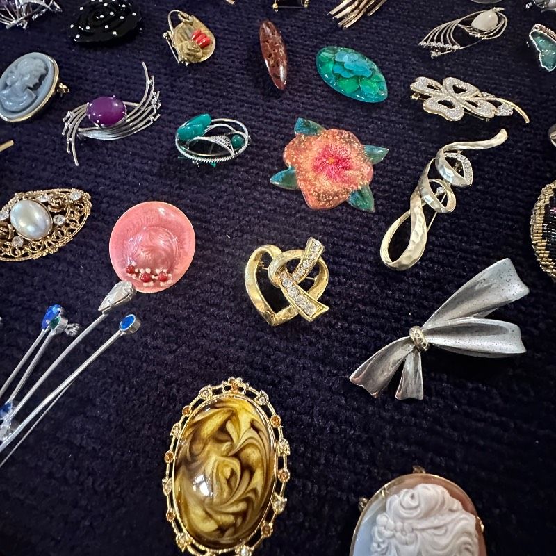 【vintage】ブローチ　120点以上　大量　まとめ売り　セット vintage】ブローチ 120点以上 大量 まとめ売り セット - メルカリ