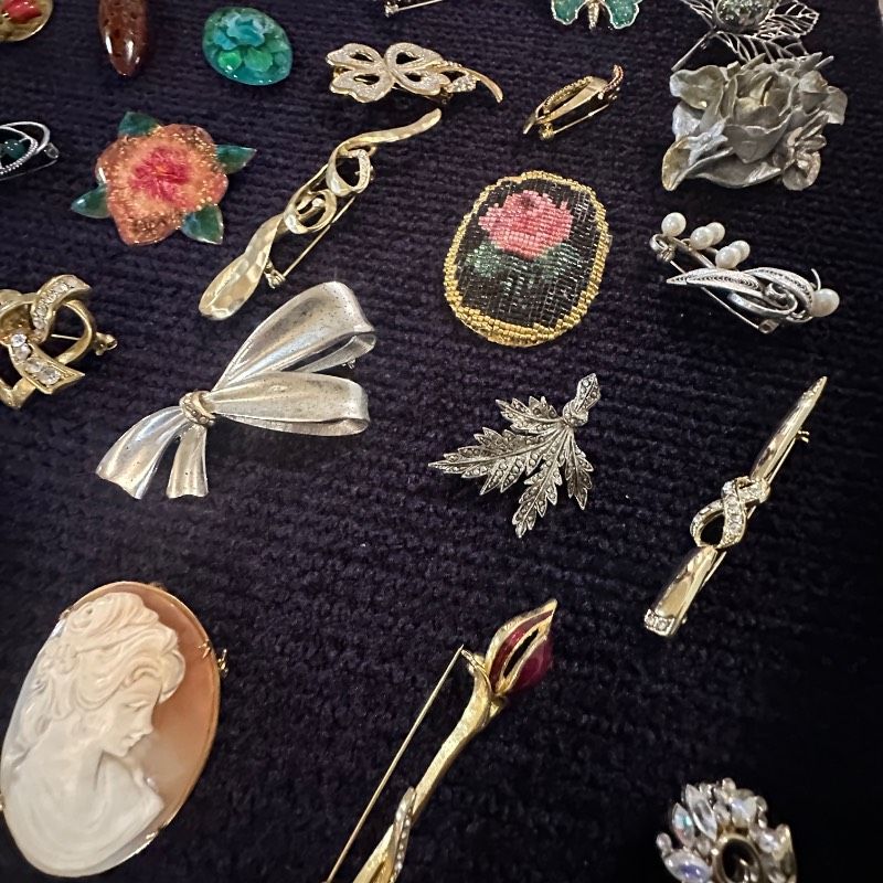 vintage】ブローチ ヴィンテージ まとめ売り 大量 100点 - メルカリ