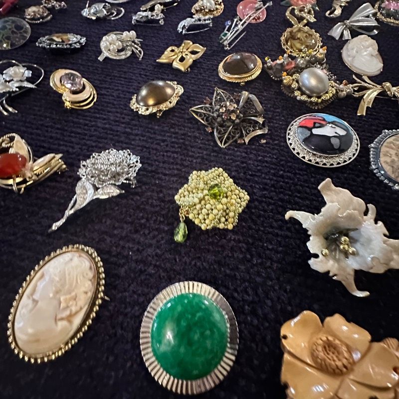 vintage】ブローチ ヴィンテージ まとめ売り 大量 100点 - メルカリ