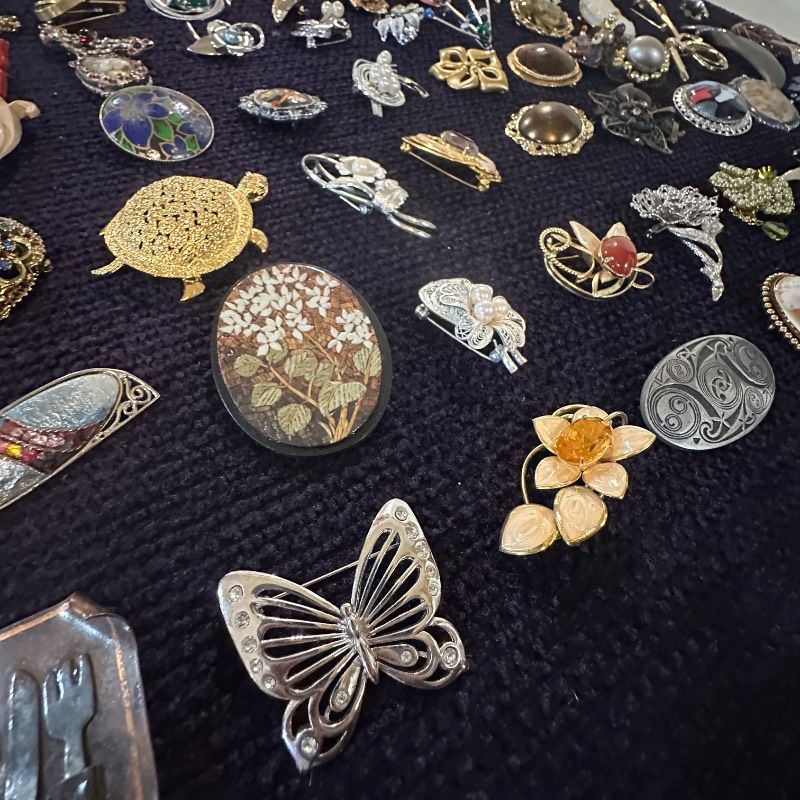 【vintage】ブローチ　200点　大量　まとめ売り vintage】ブローチ200点大量まとめ売り